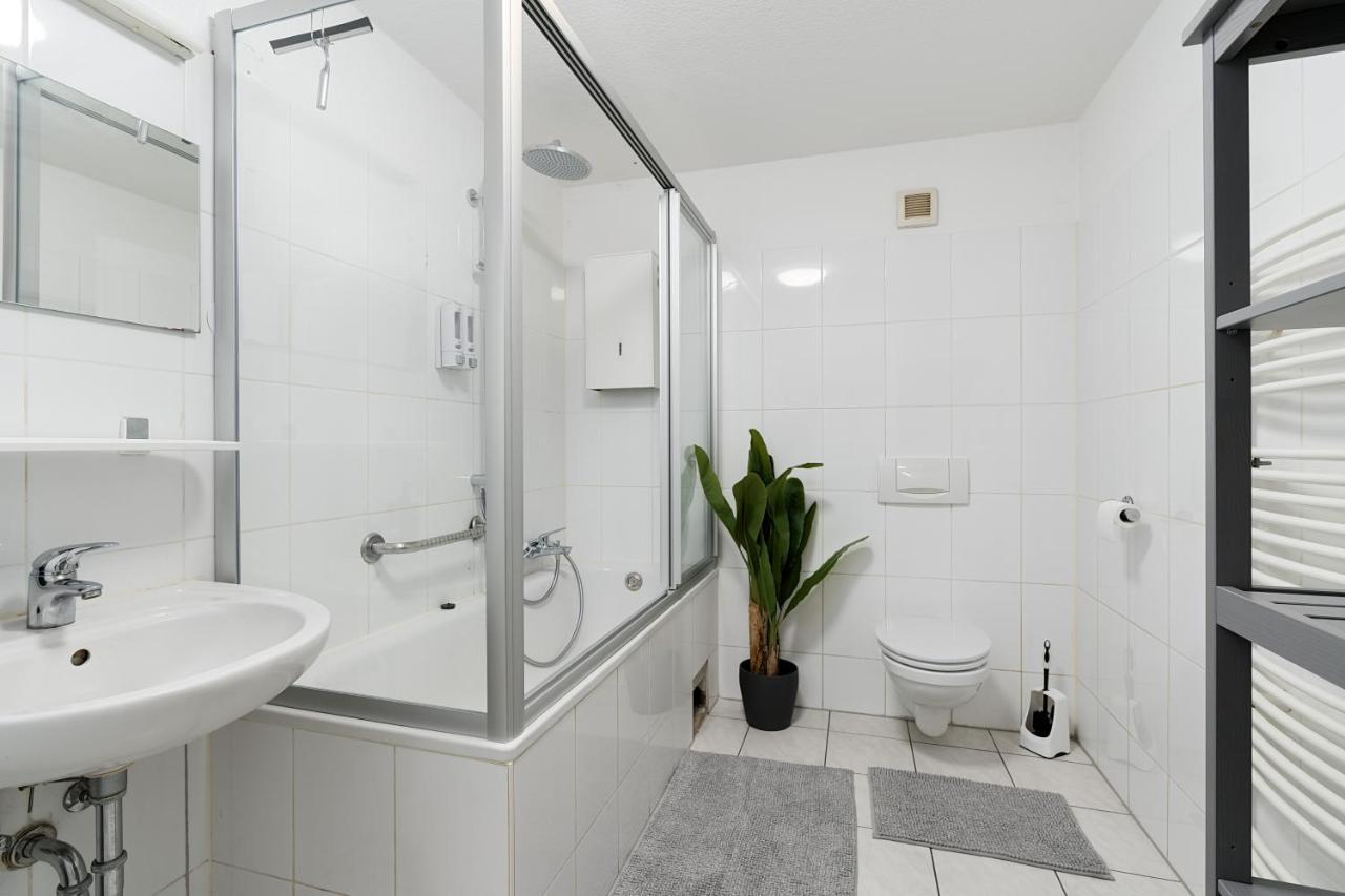 Einfach Aber Sehr Komfortabel - Wohnung Fuer 6 Personen - 2Xwc - Grupen, Messe, Monteure, Studenten - Voll Ausgestattet - 6 Betten 140X200Cm Hochwertig, 3 Smart-Tv 55 Zoll Netflix, 1000 Mbit Wlan, Voll Ausgestattete Kueche Duisburg Exterior photo