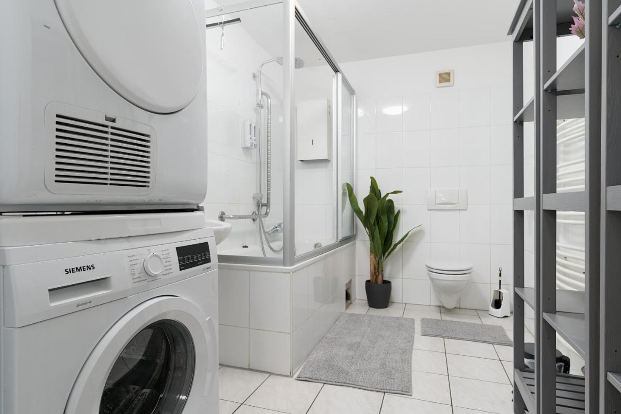 Einfach Aber Sehr Komfortabel - Wohnung Fuer 6 Personen - 2Xwc - Grupen, Messe, Monteure, Studenten - Voll Ausgestattet - 6 Betten 140X200Cm Hochwertig, 3 Smart-Tv 55 Zoll Netflix, 1000 Mbit Wlan, Voll Ausgestattete Kueche Duisburg Exterior photo