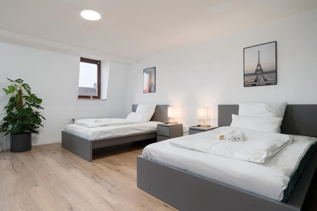 Einfach Aber Sehr Komfortabel - Wohnung Fuer 6 Personen - 2Xwc - Grupen, Messe, Monteure, Studenten - Voll Ausgestattet - 6 Betten 140X200Cm Hochwertig, 3 Smart-Tv 55 Zoll Netflix, 1000 Mbit Wlan, Voll Ausgestattete Kueche Duisburg Exterior photo