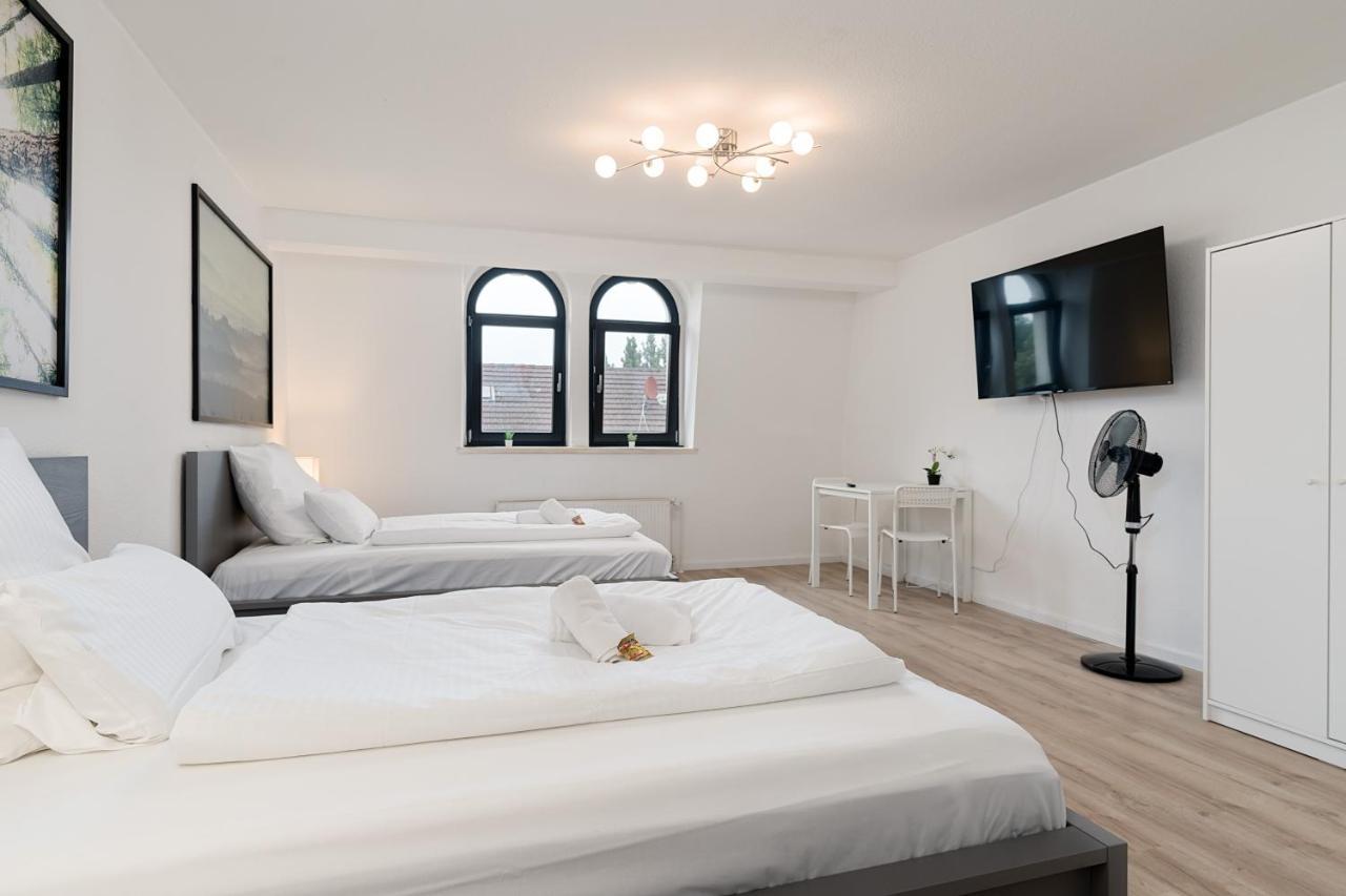 Einfach Aber Sehr Komfortabel - Wohnung Fuer 6 Personen - 2Xwc - Grupen, Messe, Monteure, Studenten - Voll Ausgestattet - 6 Betten 140X200Cm Hochwertig, 3 Smart-Tv 55 Zoll Netflix, 1000 Mbit Wlan, Voll Ausgestattete Kueche Duisburg Exterior photo