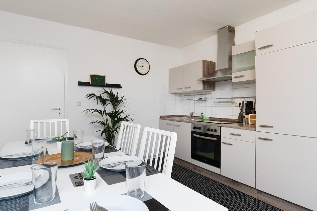 Einfach Aber Sehr Komfortabel - Wohnung Fuer 6 Personen - 2Xwc - Grupen, Messe, Monteure, Studenten - Voll Ausgestattet - 6 Betten 140X200Cm Hochwertig, 3 Smart-Tv 55 Zoll Netflix, 1000 Mbit Wlan, Voll Ausgestattete Kueche Duisburg Exterior photo