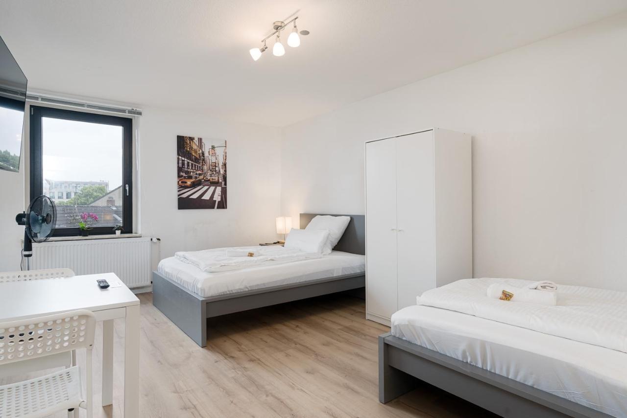Einfach Aber Sehr Komfortabel - Wohnung Fuer 6 Personen - 2Xwc - Grupen, Messe, Monteure, Studenten - Voll Ausgestattet - 6 Betten 140X200Cm Hochwertig, 3 Smart-Tv 55 Zoll Netflix, 1000 Mbit Wlan, Voll Ausgestattete Kueche Duisburg Exterior photo