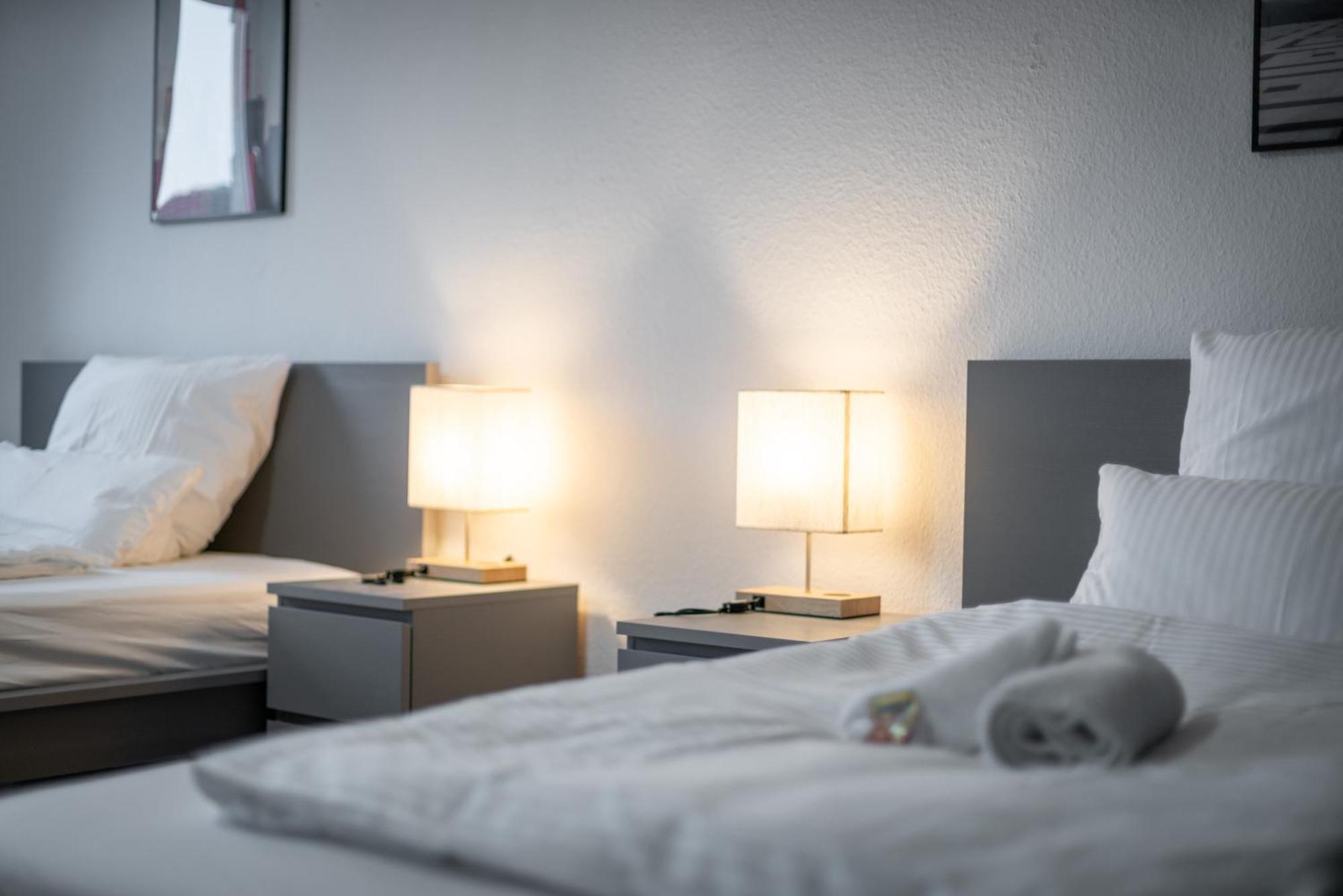 Einfach Aber Sehr Komfortabel - Wohnung Fuer 6 Personen - 2Xwc - Grupen, Messe, Monteure, Studenten - Voll Ausgestattet - 6 Betten 140X200Cm Hochwertig, 3 Smart-Tv 55 Zoll Netflix, 1000 Mbit Wlan, Voll Ausgestattete Kueche Duisburg Exterior photo